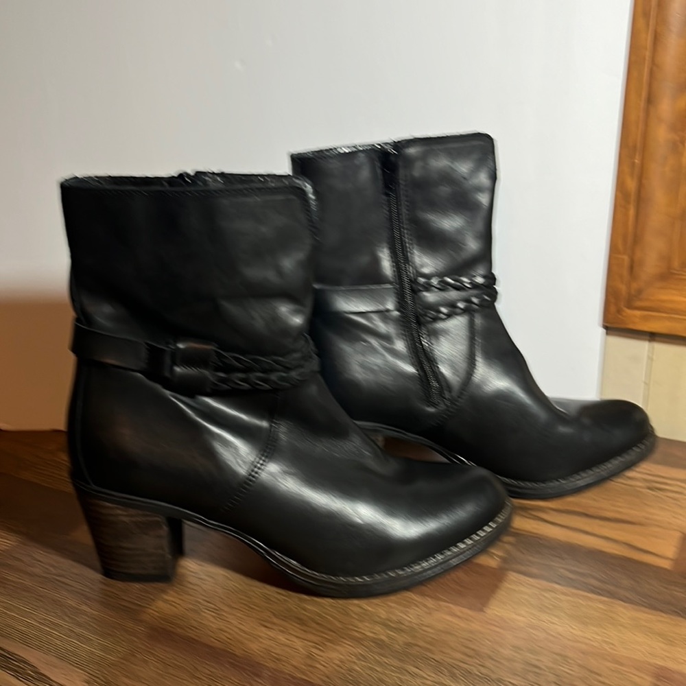 Womens Umberto Raffini black leather boots sz 40, sz 9, good condition